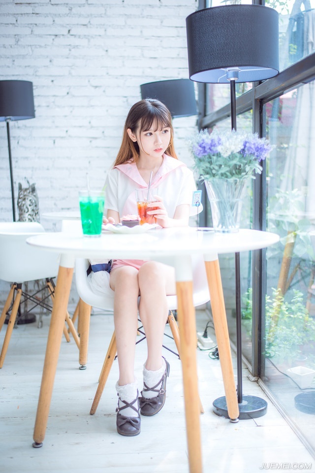 刘璝径直闯入刘璋的后院儿，询问了几个婢女家丁之后，便找到了刘璋的所在，都已经日上三竿，快到午时了，这时候竟然还在卧房，莫非真是身体不适？